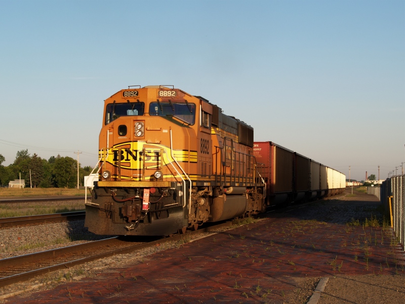 BNSF 8892 at staples